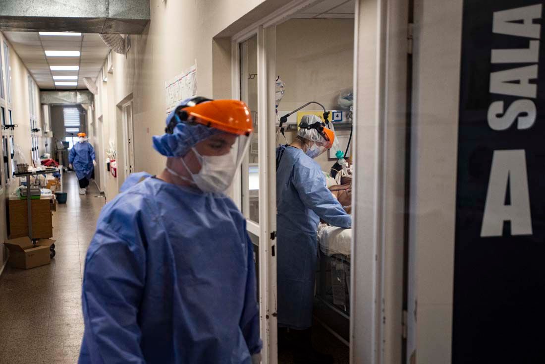 Los trabajadores de la salud de la primera línea combaten el Covid-19 en el Hospital Rawson (Facundo Luque)