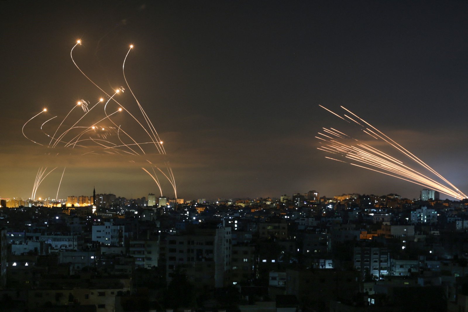 Cohetes en el cielo nocturno disparados hacia Israel desde Beit Lahia en el norte de la Franja de Gaza el 14 de mayo de 2021. - Israel atacó Gaza y desplegó tropas adicionales en la frontera palestina. (AP) 