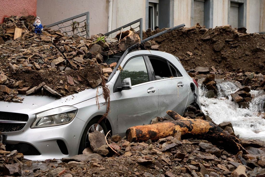 Los autos están cubiertos en Hagen con los escombros traídos por la inundación del río 'Nahma'. AP