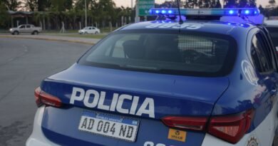 En una hora sufrió dos robos en Córdoba: reventaron su auto y asaltaron su comercio