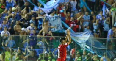 El loco festejo de los jugadores de Belgrano con sus hinchas, tras el triunfazo en Bolivia