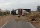 Ruta 4: volcó un camión por fallas mecánicas en el sur de Córdoba y la Policía anunció un corte total