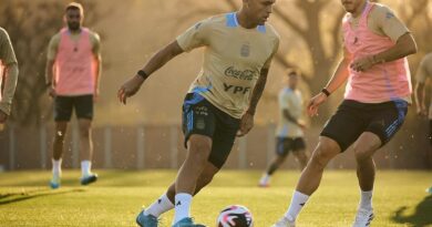 La selección argentina entrenó este sábado y el domingo por la tarde viaja a Colombia