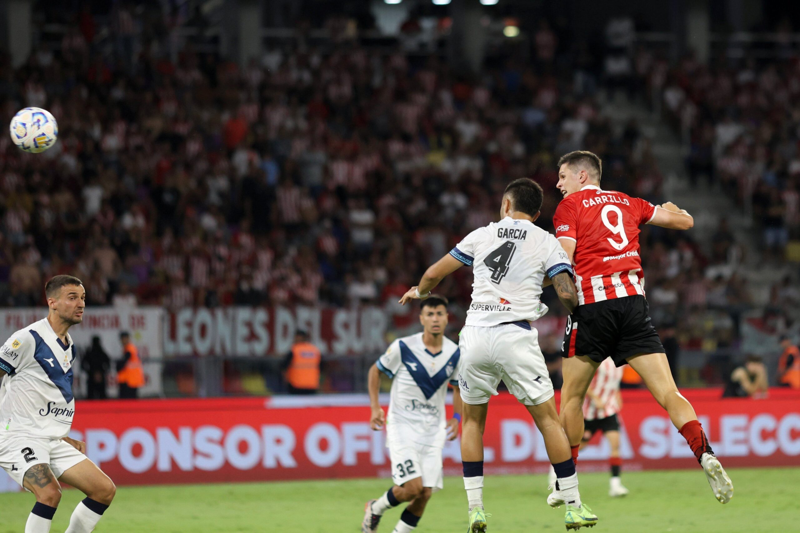 Con un tremendo cabezazo, Guido Carrillo anotó el tercer gol para Estudiantes de La Plata