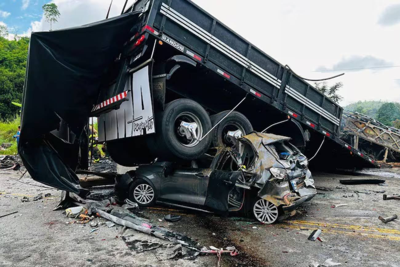 Un colectivo chocó con un camión y un auto: al menos 32 muertos en el este de Brasil