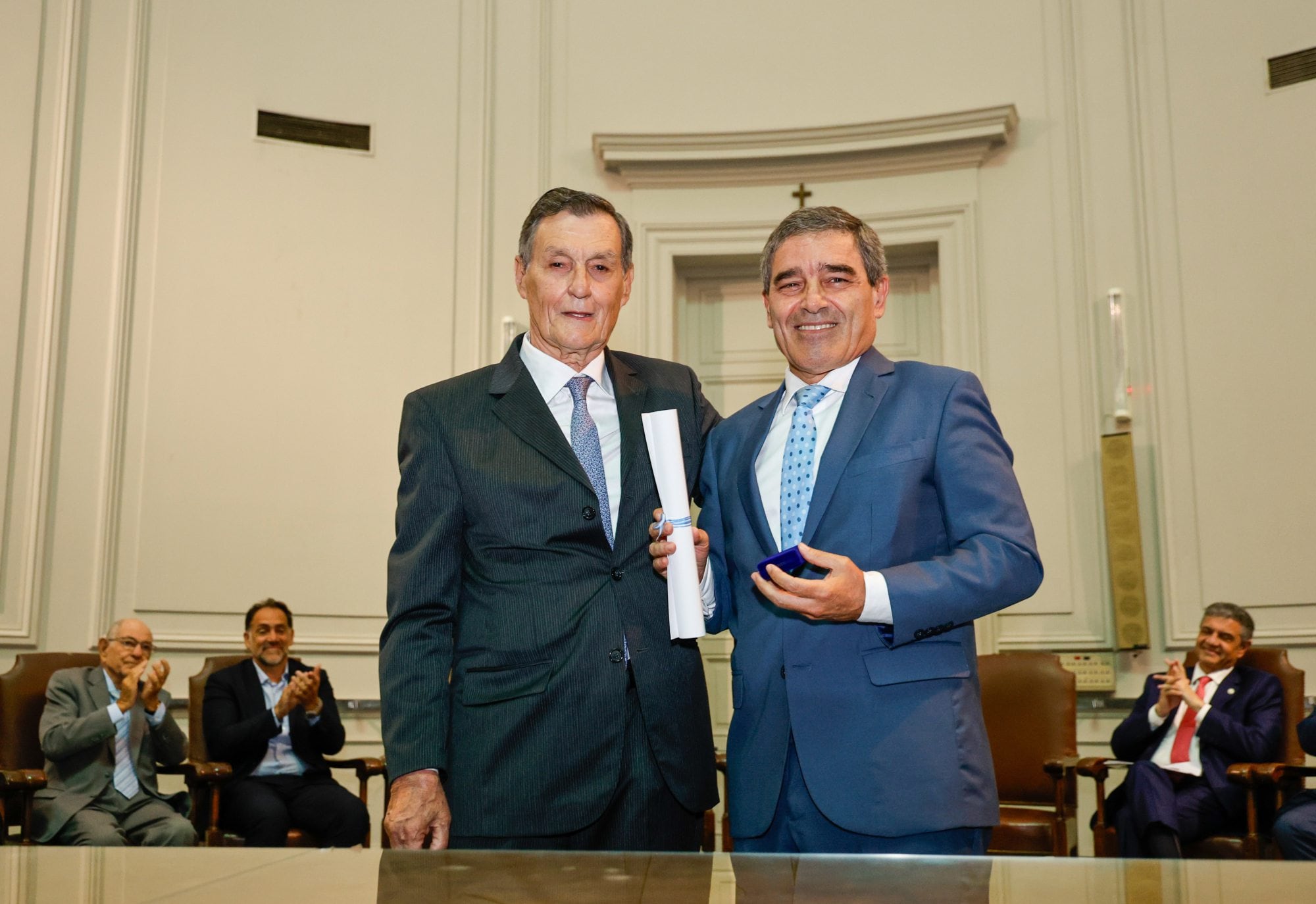 Ovacionado: Fernán Quirós se incorporó a la Academia Nacional de Medicina y destacó una clave para el crecimiento profesional