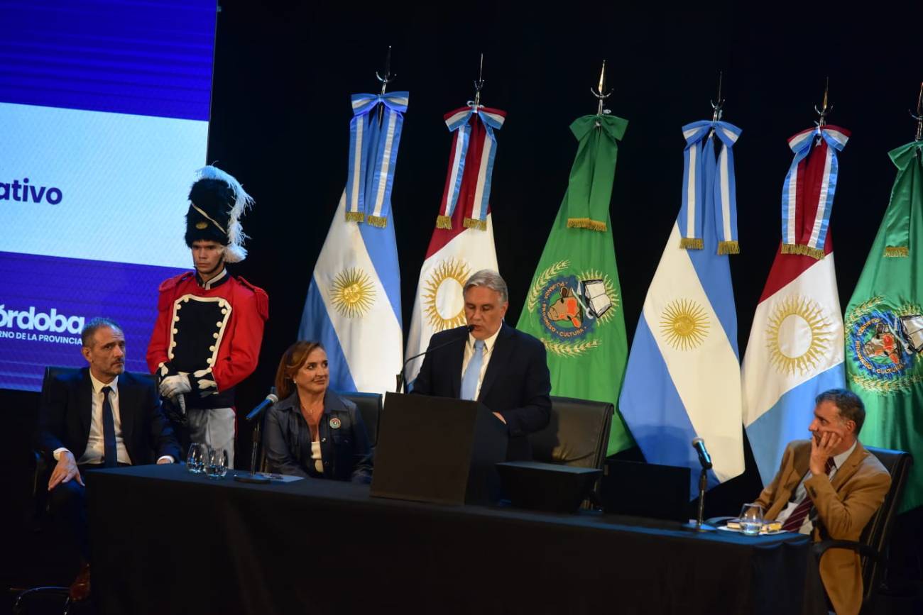 Entre aplausos y un tenso clima político, Llaryora cuestionó a la oposición por obstruir